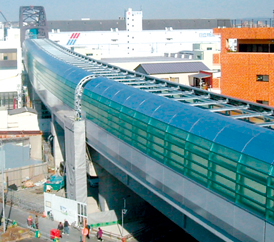 兼顾协调生活环境的半屏蔽型隔音壁（阪神难波线　图像提供：西大阪高速铁道株式会社）