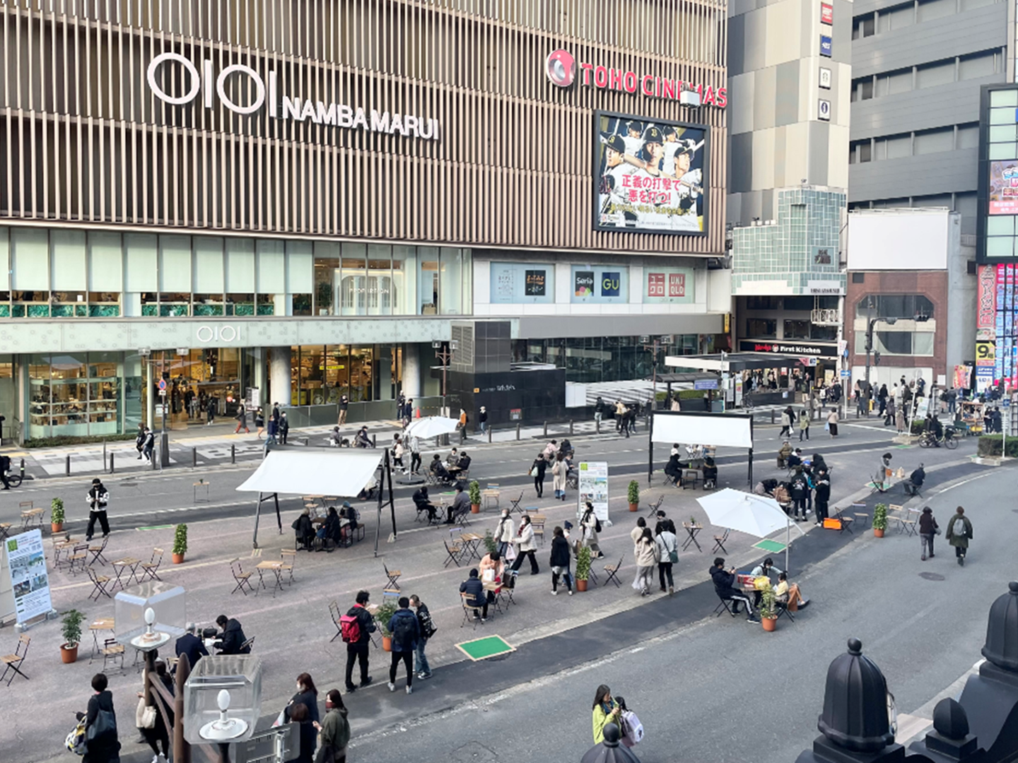 社会実験中のなんば広場