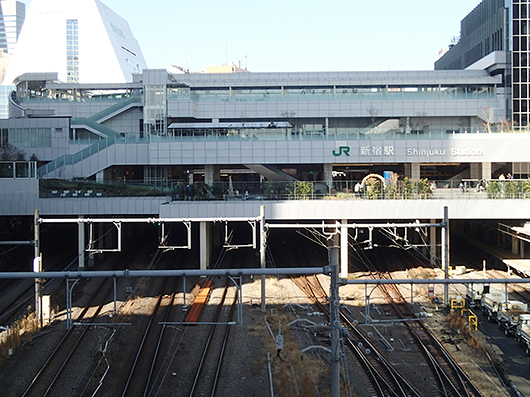 バスタ新宿（JR代々木駅側より）