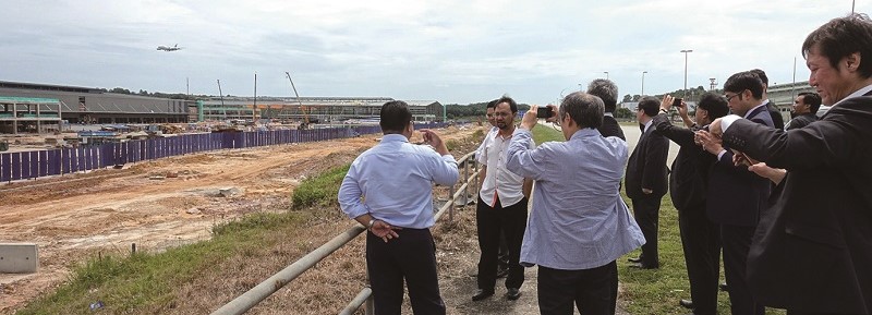 写真6　滑走路の真横に建設中のアリババの巨大倉庫（マレーシア）