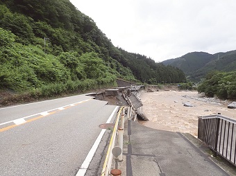 図2　令和２年７月豪雨による道路流出の写真