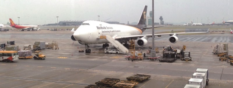 写真2　香港国際空港に駐機中のB747貨物専用機（旅客を乗せないため窓がない）