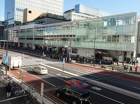 バスタ新宿（国道20号線側から）